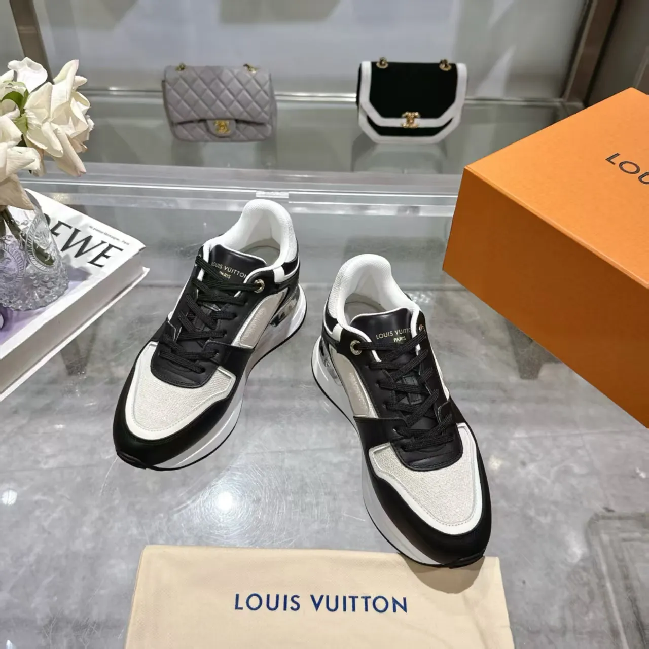 👟👟Ex-factory price 640👟👟 🔥🔥🔥LOUIS VUITTON 2025 couples models are now on the official website of Louis Vuitton, this Neo Run Away sneakers are inspired by running shoes, incorporating LV's iconic must-have shoes into the trend. This version is a 1:1 replica of the original version, made of LV denim and calfskin, highlighting its simple lines and unique wedge outsole. The main details include the LV initials on the side and the engraved gold heel stabilizer on the back plus a hidden insole. 2cm. Sizes 35-42, 39-46. Full package, high version. Welcome new and old customers to inquire.